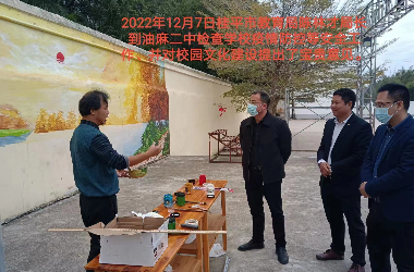  环球体育·官方网站美术教师到油麻二中绘制艺术墙活动