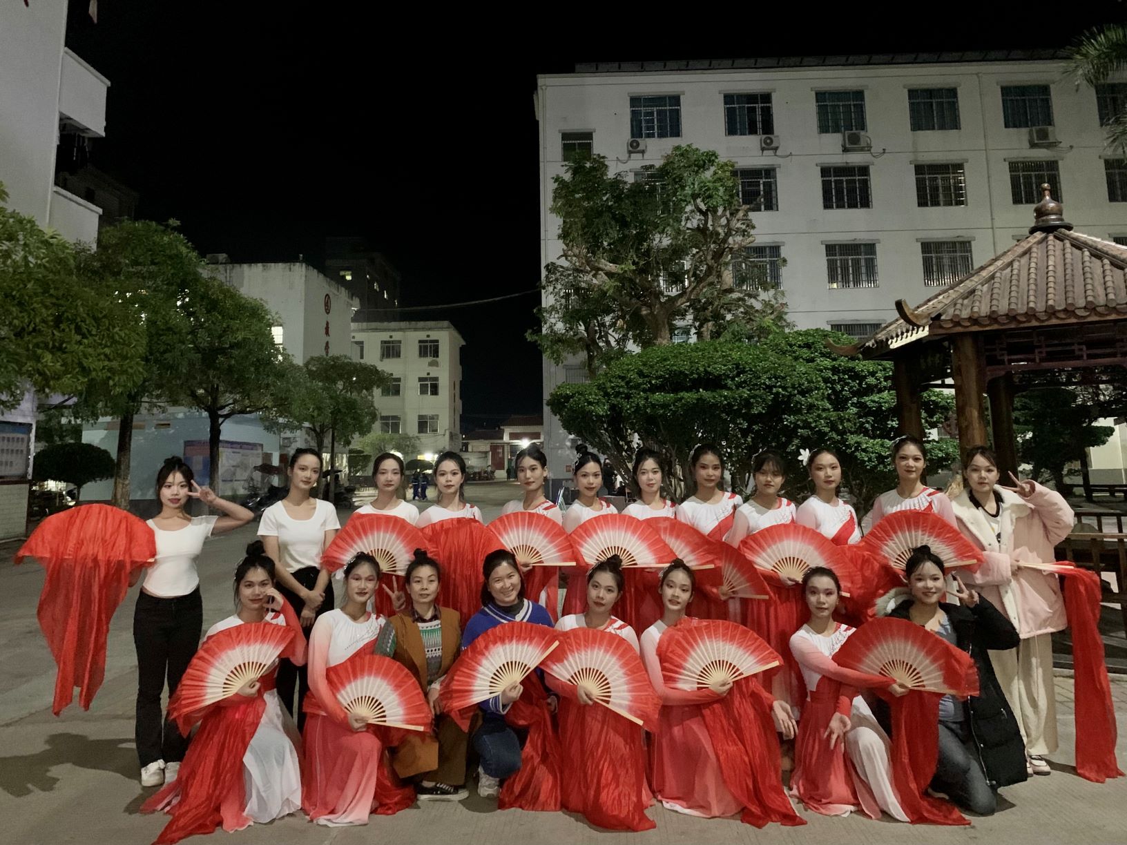 环球体育·官方网站到木乐一中绘画展示、参与晚会表演
