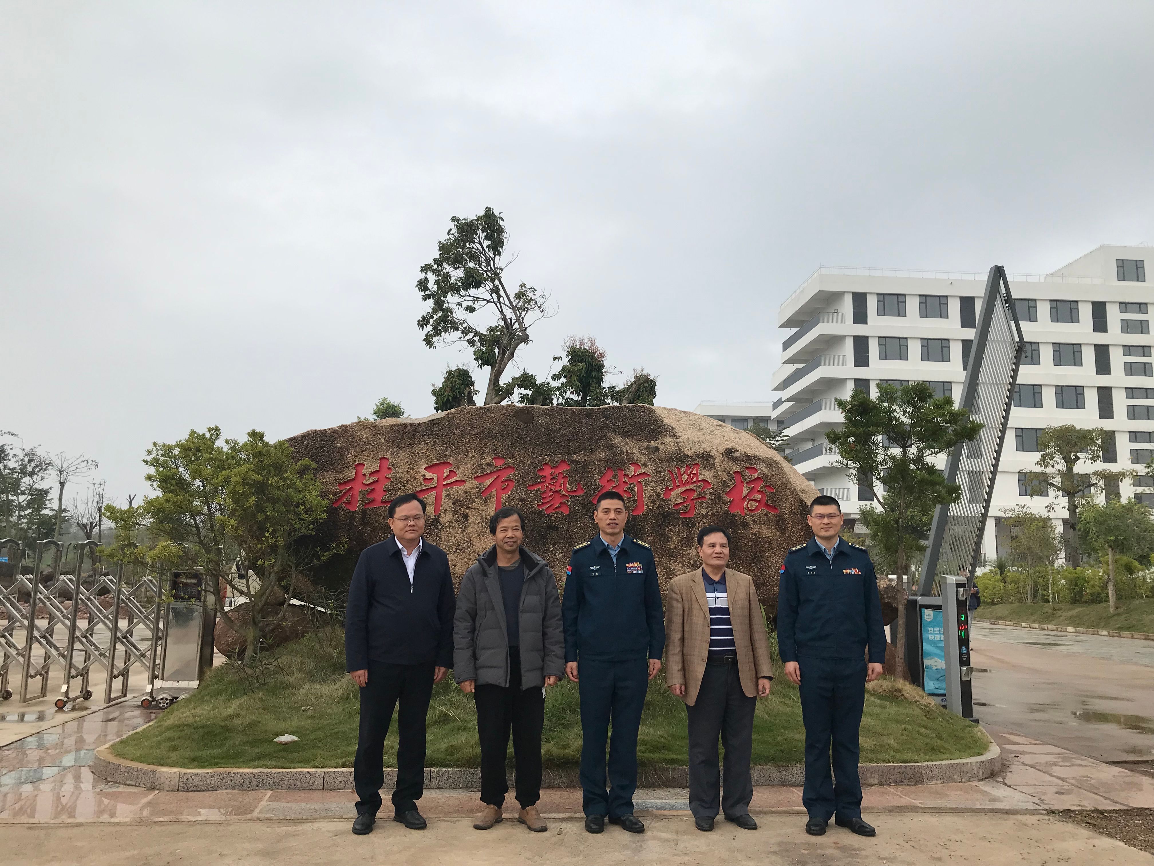 部队首长到我校指导工作丨 环球体育·官方网站  丨一方水土养育一代人。军民鱼水情，让我们的家园充满阳光、充满生机、充满希望！