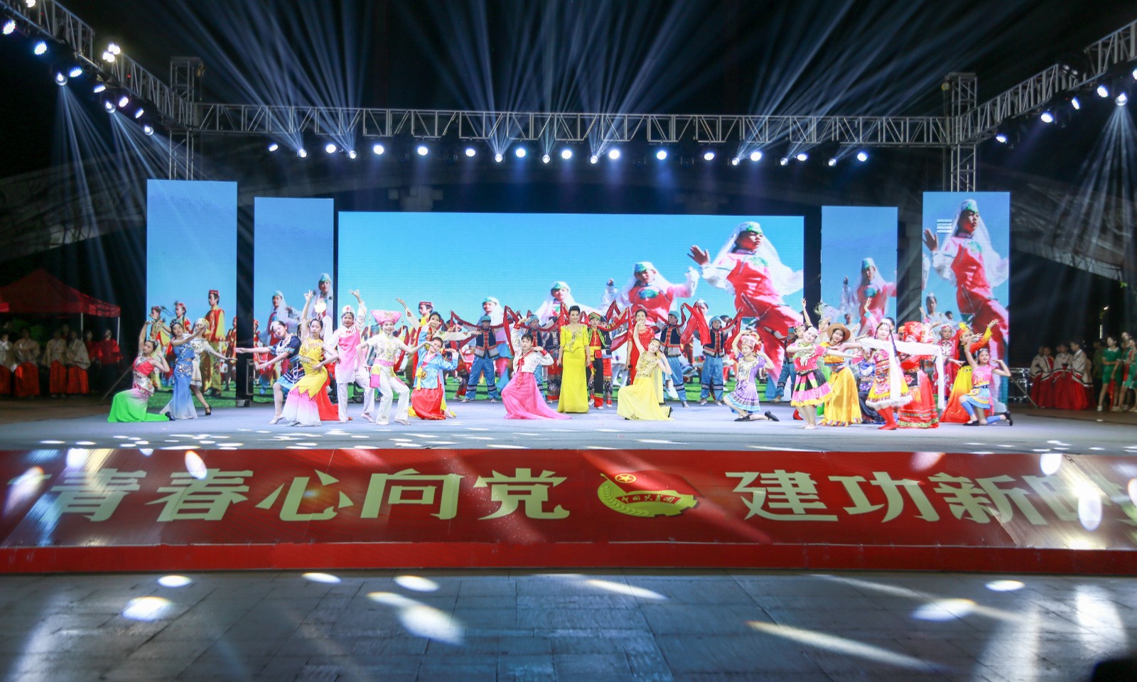 环球体育·官方网站参与2019年纪念五四运动100周年主题颁奖晚会表演